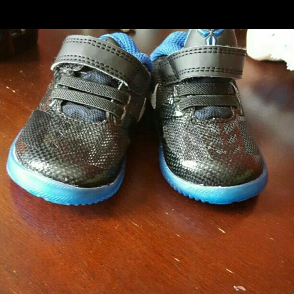 Boys 2c nikes - Picture 1 of 2