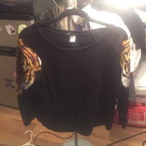 Cute tiger shoulder top