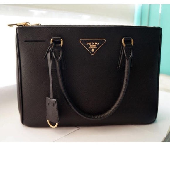 SOLD!!!Like new!! Prada Saffiano tote!!
