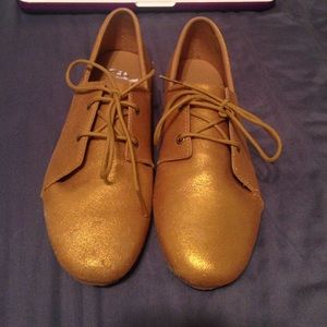 Gold Volcom size 7 lace up shoes! Never worn!