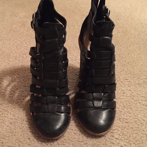 Black dolce vita close toed heel
