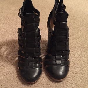 Black dolce vita close toed heel