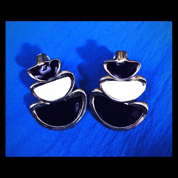 🌹3/$12 bundle *Black & white earrings
