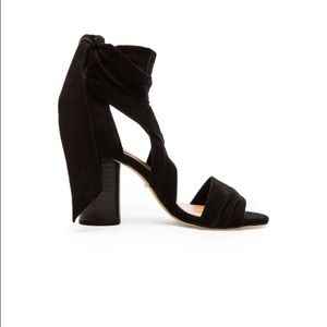 Mia Heel in black