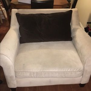 A very comfortable over sized chair couch!☺️