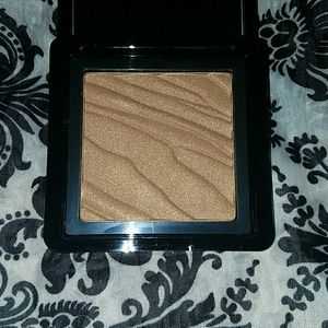 Buxom bronzer