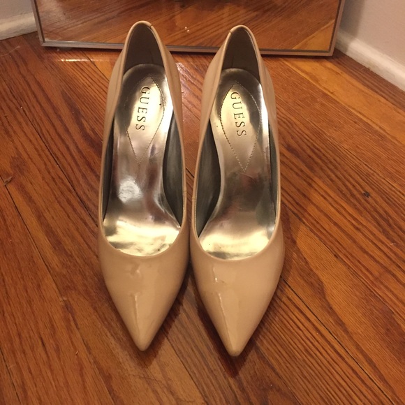 GUESS nude patent pumps