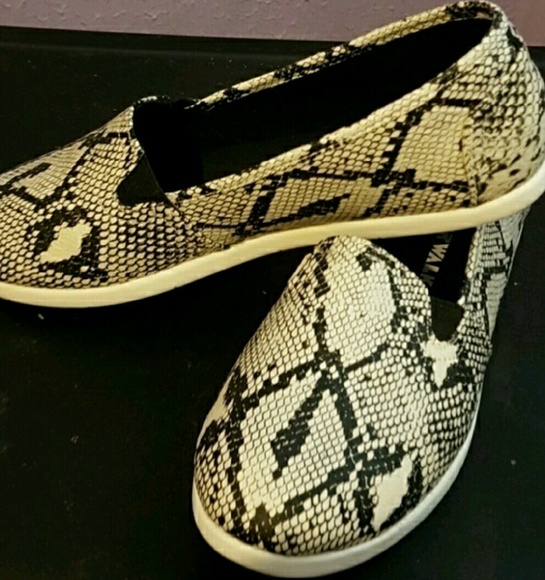 Black and white airwalk flats