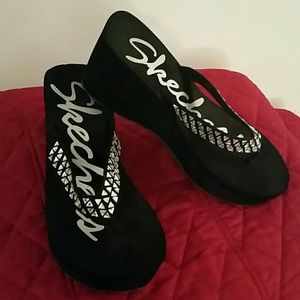 Flip flops worn twice. Excellent Condition!!