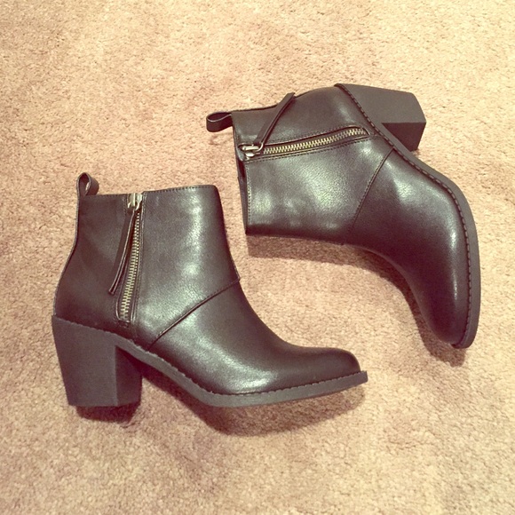 Black Side Zipper Ankle Booties - Size 6