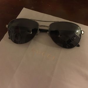 Gucci pilot/aviator style black polarized shades