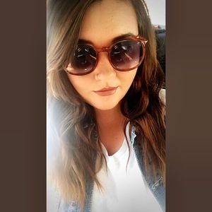 Meet your Posher, Whitnie