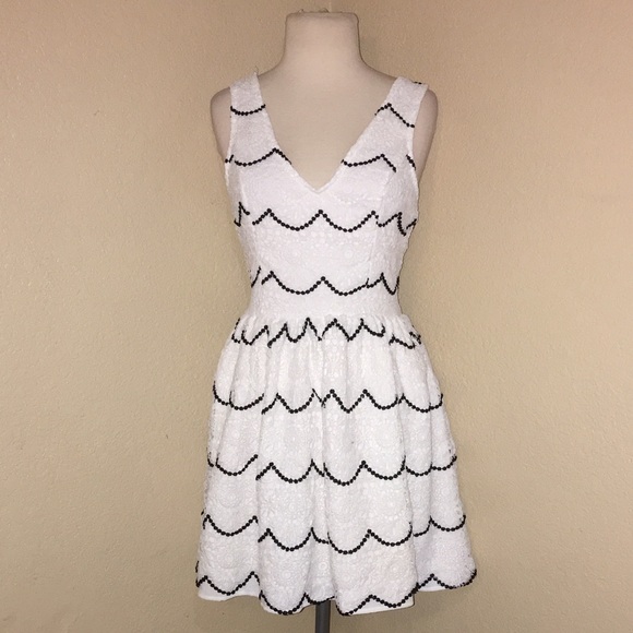 Gorgeous white lace dress!! 🎀
