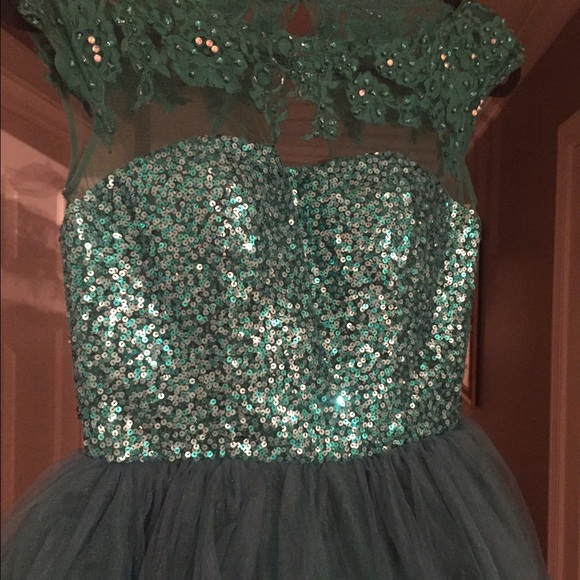 Sherri Hill cocktail size 4. Only worn twice. - Picture 2 of 4