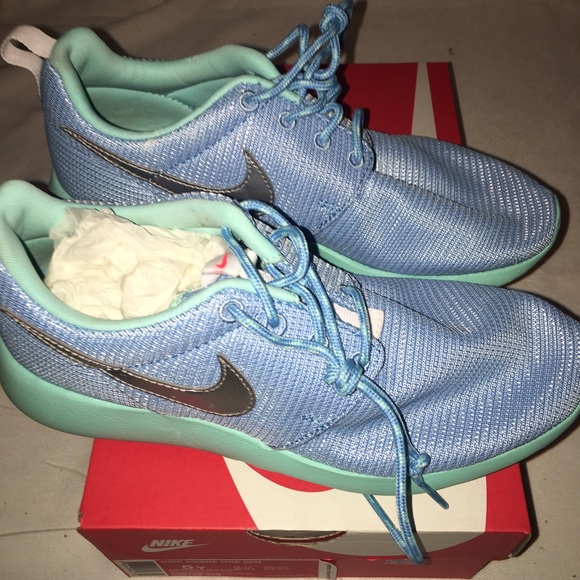 Nike Roshe runs size 5 almost new !