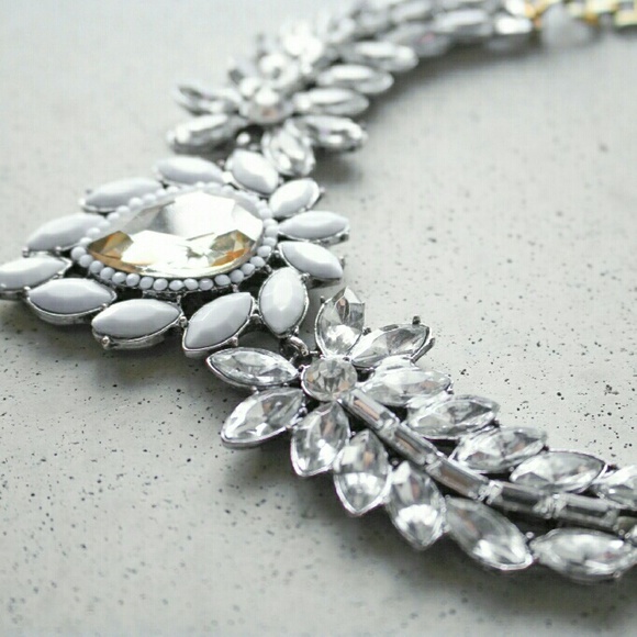 White teardrop leaf statement necklace - Picture 2 of 4
