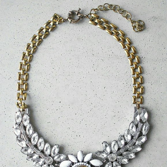 White teardrop leaf statement necklace - Picture 3 of 4