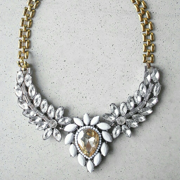 White teardrop leaf statement necklace - Picture 4 of 4