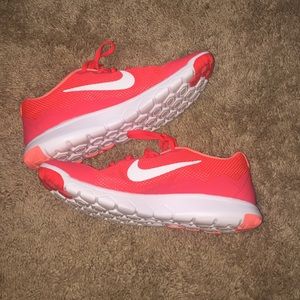 Like NEW: Size 10 Nike Bright Orange shoes!