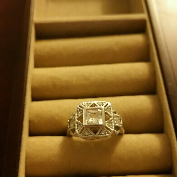 Vintage appearing cubic zirconia ring. - Picture 1 of 2