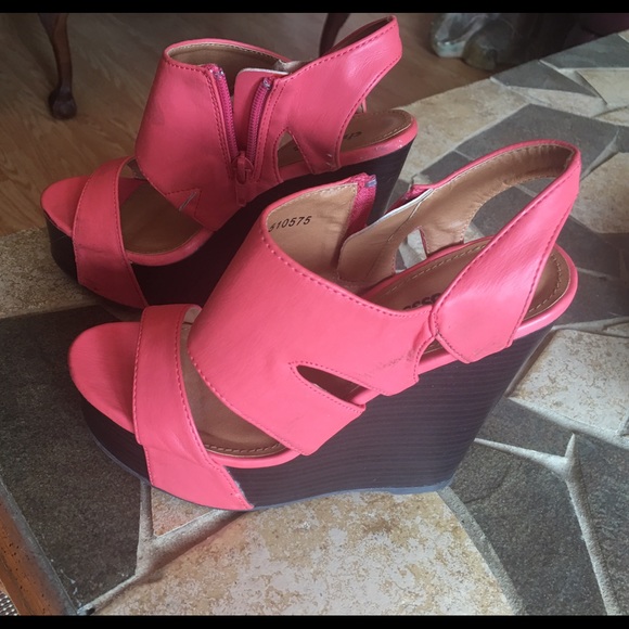Coral summer wedges