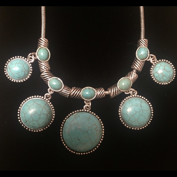 Turquoise and silver toned necklace 💧