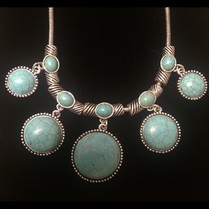 Turquoise and silver toned necklace 💧