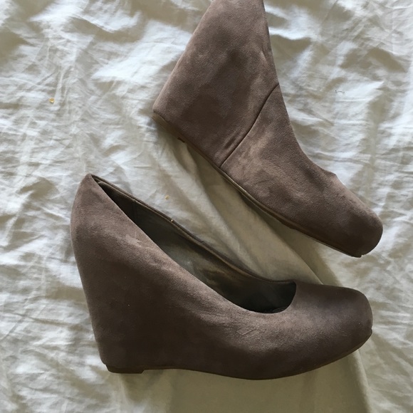 Gray suede fergaliciois wedges