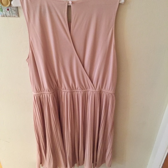 Pale pink dress with pleated skirt! - Picture 2 of 4