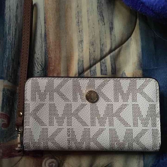 MK slim tech wristlet