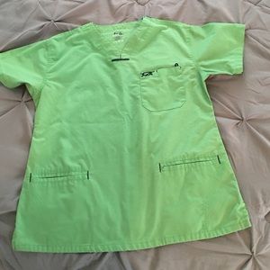 Iguana med scrub top