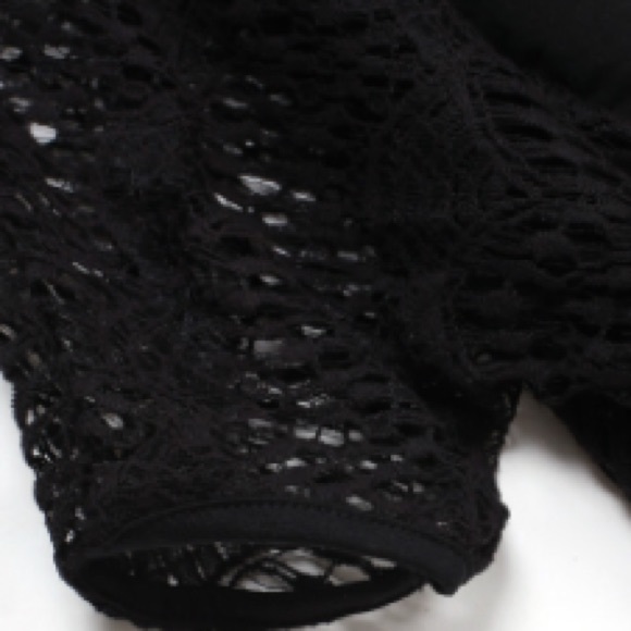 ✨FLASH SALE✨ Off The Shoulder Crochet Top - Picture 3 of 4