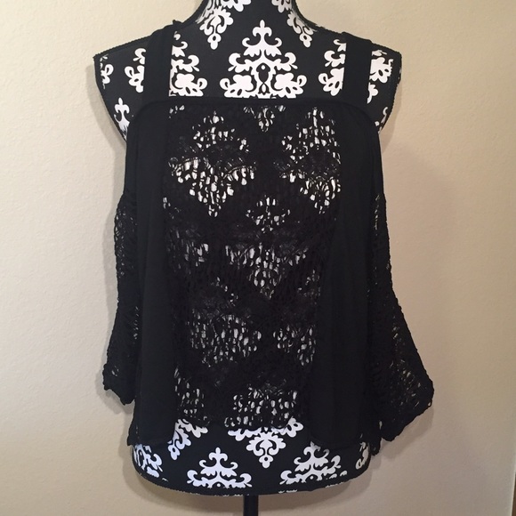 ✨FLASH SALE✨ Off The Shoulder Crochet Top - Picture 4 of 4