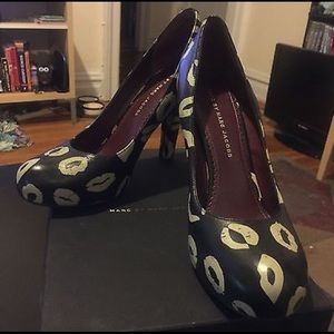 Marc by Marc Jacobs cream/black heels / size 9.5