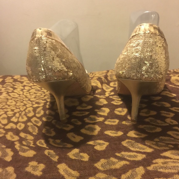 TAlBOTS GOLD SEQUIN HEELS EUC - Picture 2 of 4