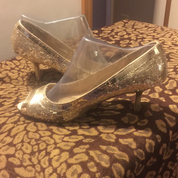 TAlBOTS GOLD SEQUIN HEELS EUC - Picture 3 of 4