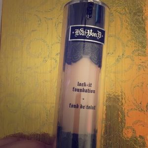 Kat Von D lock it foundation M53