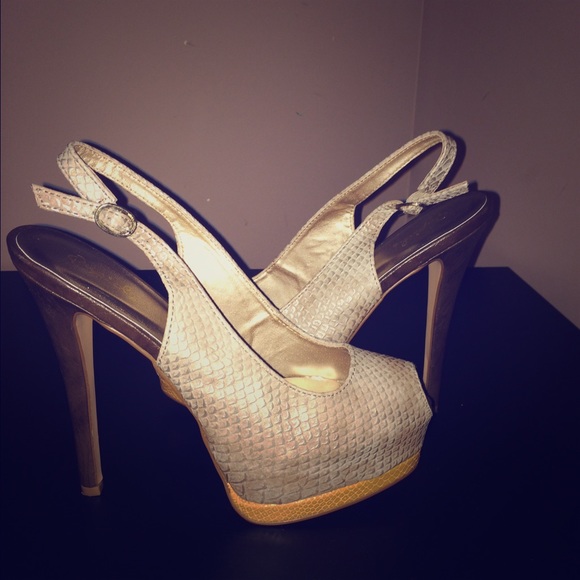 Beautiful platform, snakeskin, peep toe pumps!