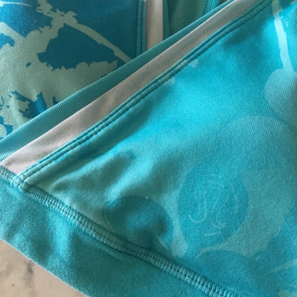 Lululemon cross front sports bra size 4 - Picture 3 of 3