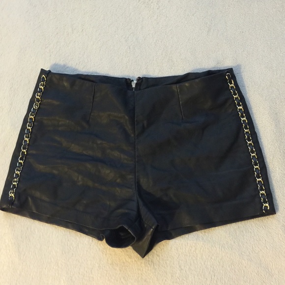 Leather gold chain detailed high wasted shorts