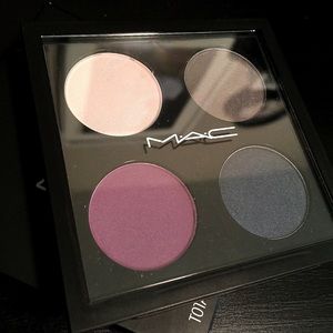 NEW in/box LE MAC Eyeshadow Quad in Hold My Gaze