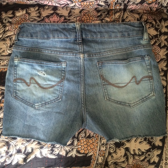 *SOLD* Hand distressed jean shorts 🎉🎉 - Picture 4 of 4