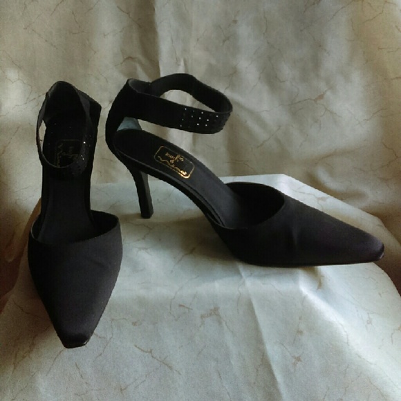 Ankle strapped pumps