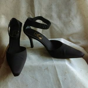 Ankle strapped pumps