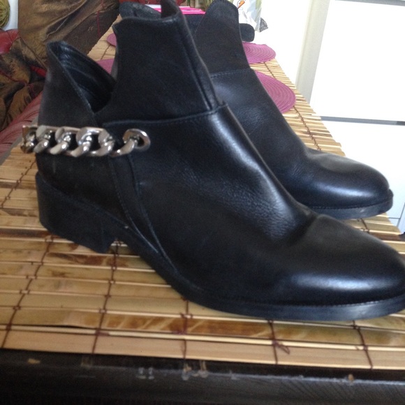 Zara booties with chain
