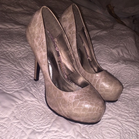 Shoe Dazzle lizard print nude/ cream heals sz7.5