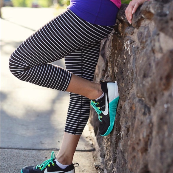 Lululemon parallel stripe crops sz6 EUC - Picture 2 of 4