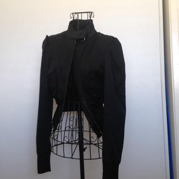 Super cute cropped Guess jacket