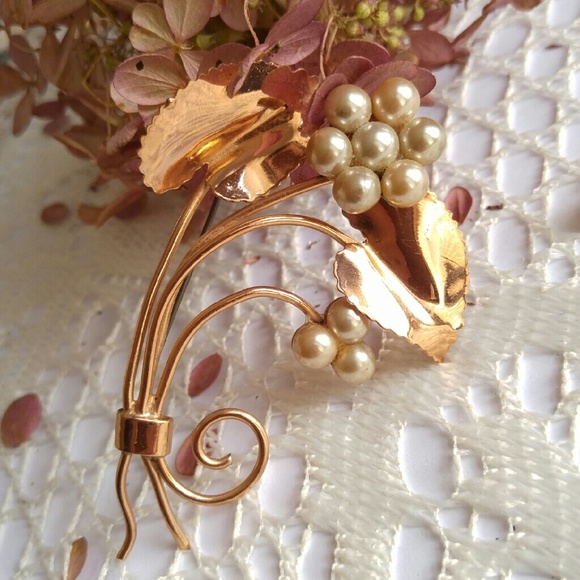 Vintage Jewelry - Vintage pearly flower brooch rose gold tone
