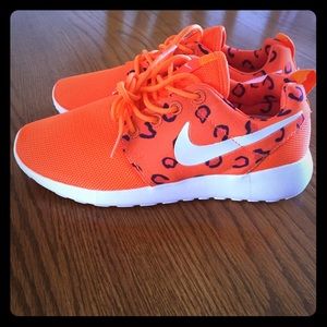 Orange nike leopard print roshe